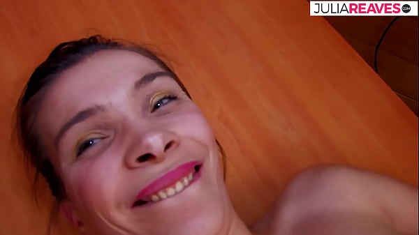 MILF macht einen Dreier in ihrem Wohnzimmer