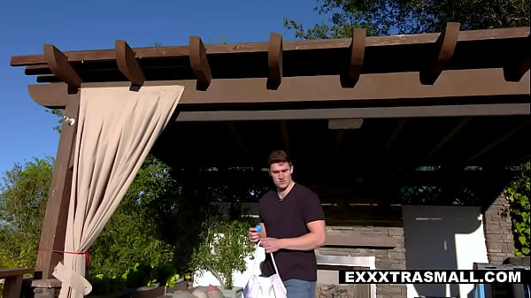 Heiße, hübsche Teenie zieht sich aus – blond