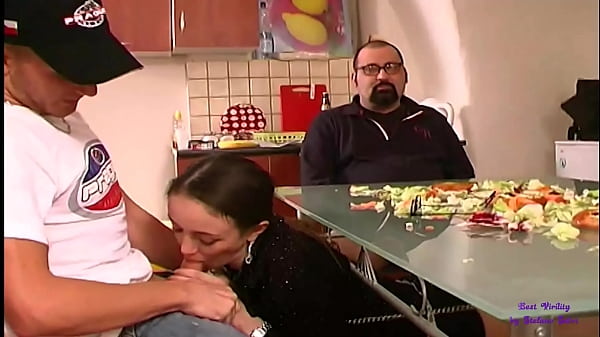 La bella ragazza si spoglia