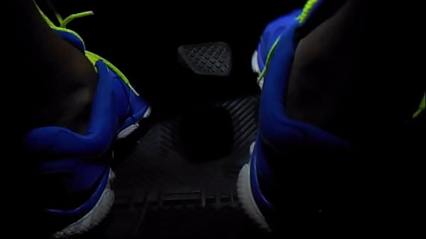 Er fährt mein Auto so stark, dass das Gaspedal blockiert