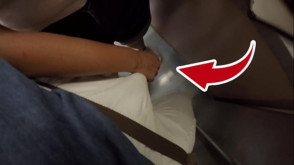 Unbekannte blonde MILF mit großen Titten fing an, meinen Schwanz in der U-Bahn zu berühren! Das nennt man Sex in Kleidung?