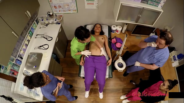 Die studentischen Krankenschwestern Lenna Lux, Angelica Cruz und Reina untersuchen sich gegenseitig am ersten Tag der Klinik unter den wachsamen Augen von Doktor Tampa und Krankenschwester Lilith Rose bei GirlsGoneGyno. Die neue klinische Erfahrung der Krankenschwestern