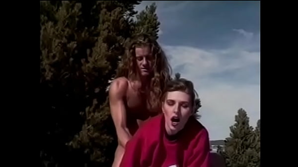 Die langhaarige Skilehrerin erklärte der süßen rothaarigen Tussi Nicole London, welche Übungen sie braucht, um auf der Skipiste loszulegen