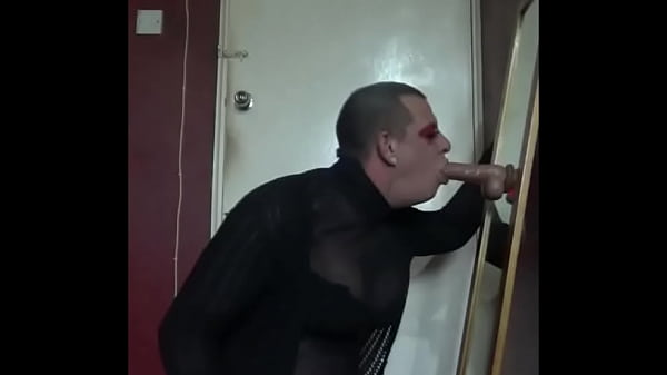 La mariquita bisexual Mark Wright realmente quiere una polla real y ¿cómo te gustaría que te chuparan la polla así después de estar en su culo con 3 idiotas votando en contra?