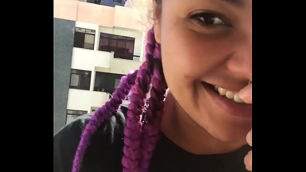 Mujer se exhibe sin ropa en el balcón ante todos los vecinos y al ver que la miran se masturba de la excitación