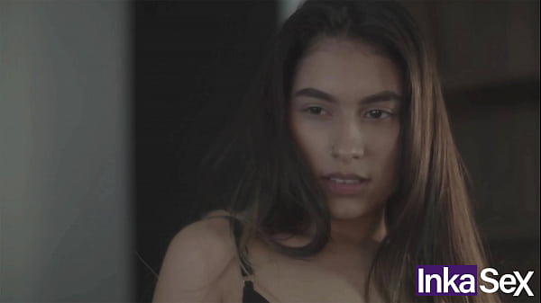 Ragazza teenager esotica giocosa