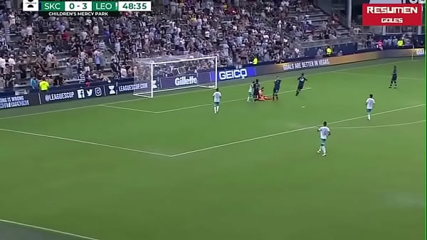 Peque&ntilde_a gringa es follada por panzas verdes