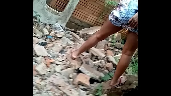 O cara acorda a namorada e se oferece para chupar seu pau grande