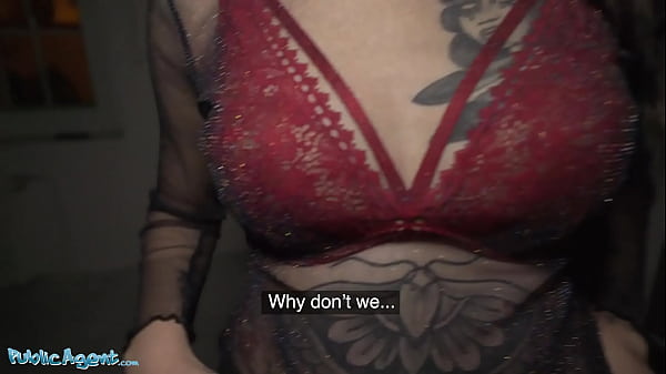 L'agente pubblico italiano Giada Suicide è in vacanza e ha bisogno di soldi