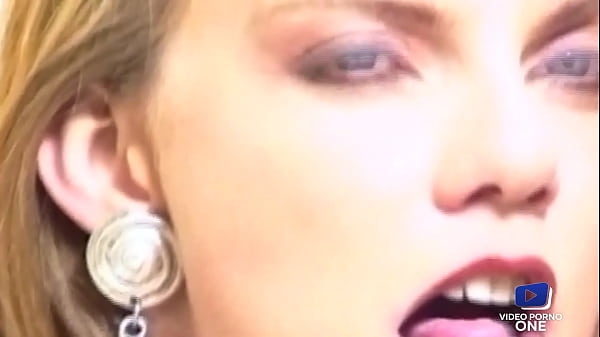 Zara Whites wird mitten in einem erotischen Traum mit Carole Tr&eacute_dille gefickt