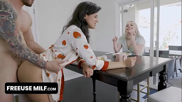 FreeUse Milf - Üppiges blondes Teenie betritt das Freeuse-Haus ihrer Stieftante und lässt sich von ihrem Stiefcousin überall bumsen