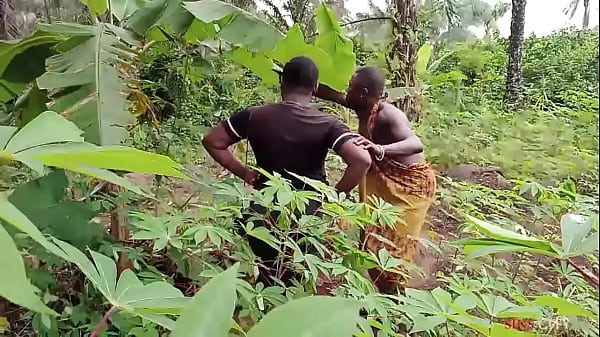 स्थानीय भूमि एजेंट ने अपनी महिला ग्राहक को चोदा