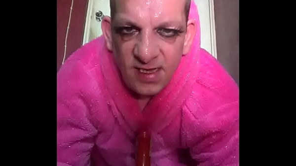 Mark Wright cưỡi hai con gà trống nhưng ước gì anh ta có ba con gà thật, hai con ở mông và một con ở trong miệng