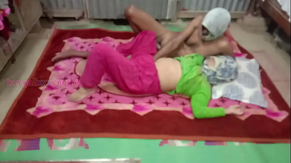 Der Freund meines Mannes erpresste mich, ließ mich seinen Penis lutschen und fickte mich heftig.