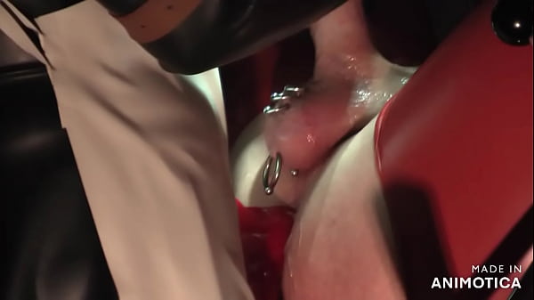 Rubbernurse Agnes - Pissdrinking et traitement intense du côlon avec éjaculation finale de la crème de baise