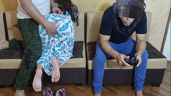 Espero que mi novio empiece a jugar juegos de realidad virtual para engañarlo con su mejor amigo que tiene la polla más grande Ntr Jav