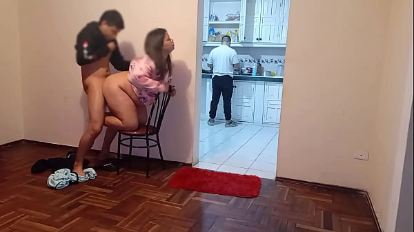 Ich werde meinen Bruder besuchen und sehe, dass mein nüchternes Mädchen mit mir sehr versaut wird, ich schaffe es, sie zu ficken, während mein Bruder in der Küche ist, was für eine gute Nichte ich habe, ich habe eine tolle Schlampe, die gerne meinen Schwanz lutscht und die ganze Milch aus mir herausholt