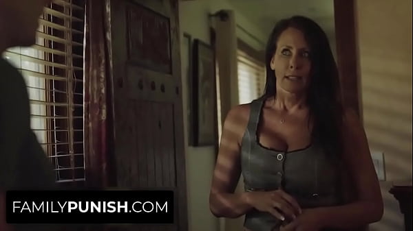 Reagan Foxx se sent négligée et son beau-fils Codey Steele est là pour la soutenir