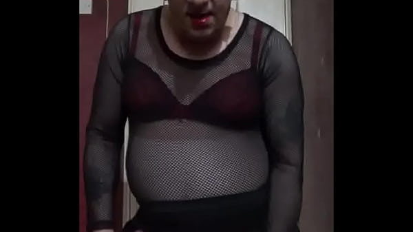 crossdressing bisexuel gay Mark Wright veut que deux mecs lui baisent le cul en même temps pendant qu'il joue avec sa bite et se fait jouir