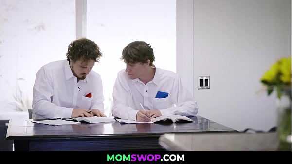 MomSwop - Des belles-mères motocyclistes frappant leurs beaux-fils de rat de bibliothèque, Tricia Oaks, Lily Lane, Rion King, Robby Echo