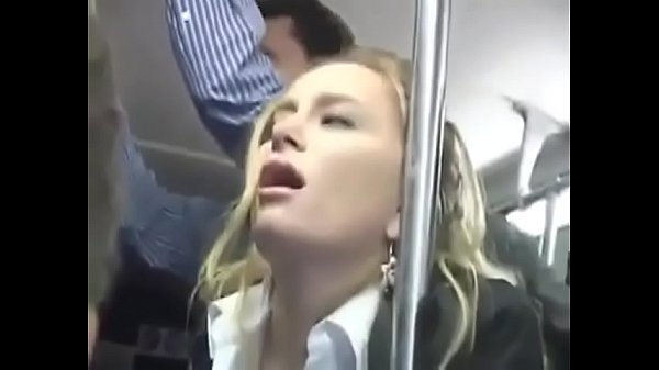 Heiße Blondine befummelt einen Bus