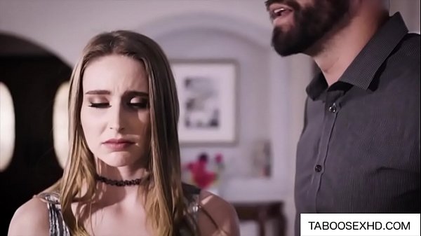 Ragazza scopata dallo zio con un grosso cazzo