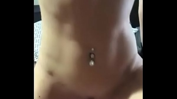 calda ragazza italiana si china e scopa a pecorina su un letto