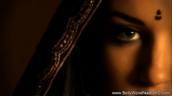 गंभीर श्यामला सुंदरता आपको सहानुभूतिपूर्ण बनाती है