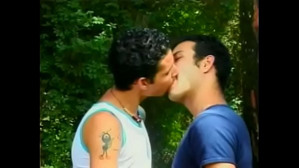 Il giovane ben visto latino tutti frutti Wellington con i capelli mossi si diverte quando il suo amico più esperto James Matarazzo gli regala un po' di torta della Marina