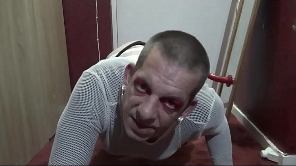 le travesti bisexuel Mark Wright a dit qu'il avalerait de la pisse et du sperme si vous le baisiez dans le cul et lui donniez d'abord le cul à la bouche