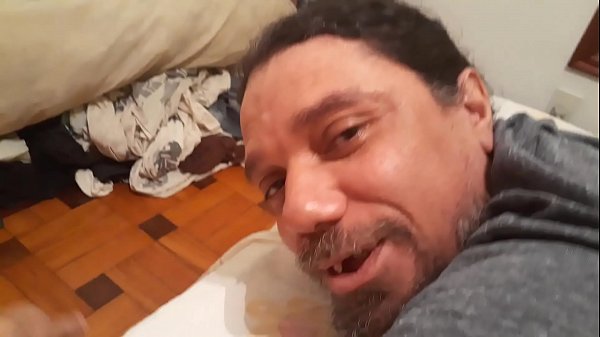 SPINGENDO UN DILDO SUL CULO DI BLUEZAO