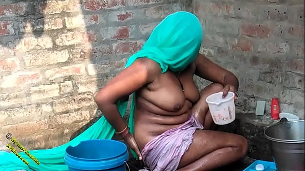 Video del bagno desi del villaggio indiano in hindi desi radhika