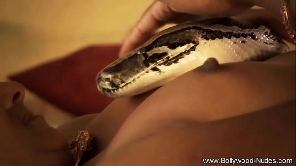 这位印度美女的完美乳头