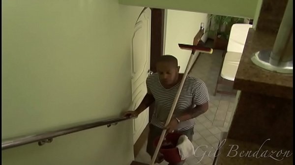 Morena se masturba ao ar livre e seduz negao do pau grande