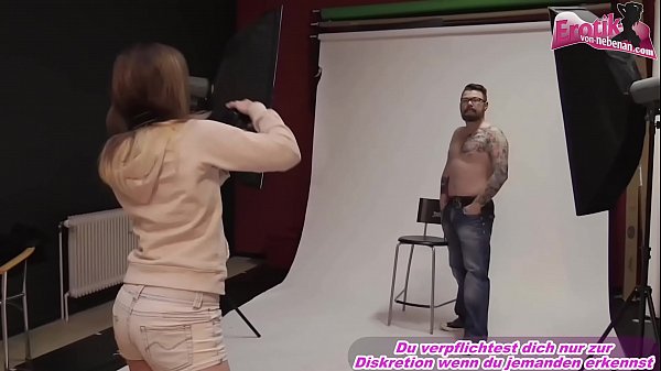 Fotograf verführt männliches Model beim Shooting