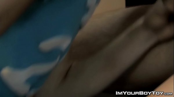 Sucer une bite brute avec un jeune stagiaire et son patron dans la salle de copie