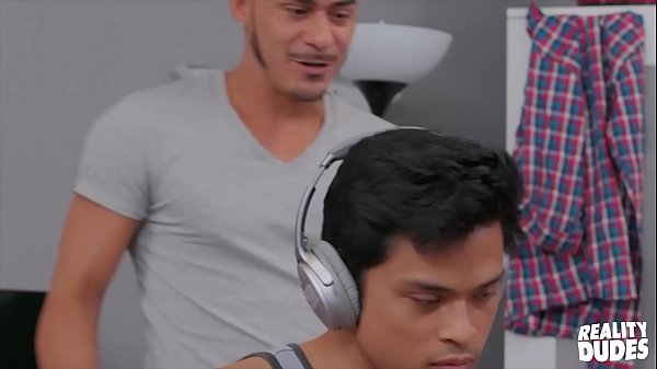 (Cesar Xes) fickt seinen ordentlichen Freak-Mitbewohner (Max Blairwood) – Reality Dudes