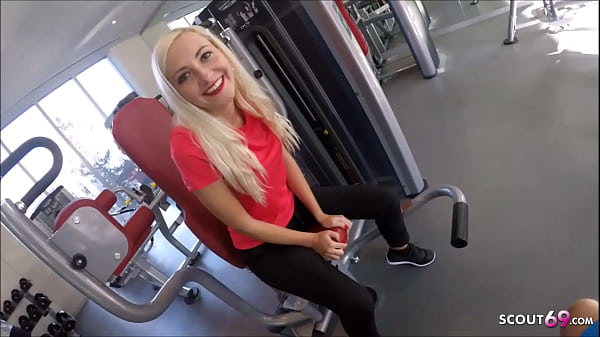 Erstaunliches junges Mädchen tritt auf