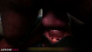 Joven pareja africana con garganta profunda y dura