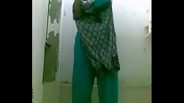 bouteille battant femme indienne sous la douche pour un selfie