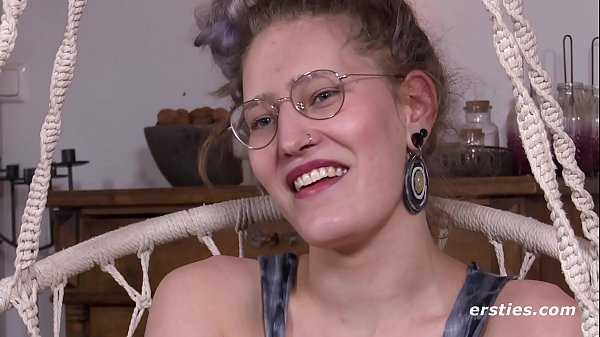 Erstaunliches Teenie-Mädchen tritt im Amateurbereich auf