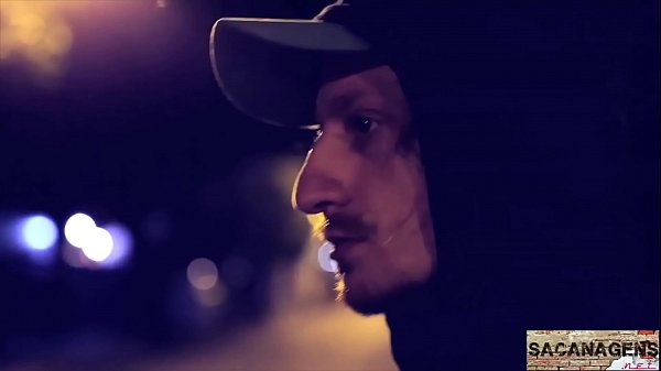 RUIVA SAFADA TOCA NO BANHEIRO DO BANHEIRO E RECEBE BOQUETE DE UM ESTRANHO