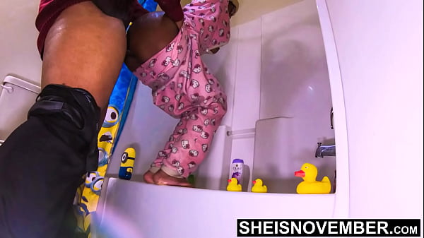 HD Ich habe aus Versehen eine Hure geschwängert, Stieftochter, enge, feuchte Muschi, Creampie, sie im Doggystyle ficken und einen riesigen Schwanz reiten, Nahaufnahme, junges vollbusiges schwarzes Mädchen Sheisnovember, perfekte natürliche Titten, Warzenhöfe beim Abspritzen von Msnovember