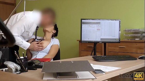 PRÊT4K. Une bombasse aux gros seins satisfait un homme pour obtenir l'argent dont il a besoin