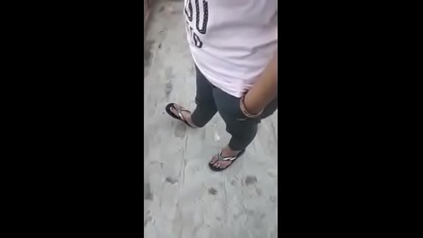 当 Pratiksha Bhabhi 去她父母家时，她给应召女郎打电话了两天，并在 FB live 上操了这对情侣。