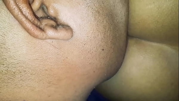 Le como el culo a mi vecina Susy cuando está sola, tiene un rico sabor a culo después de llegar del colegio, está súper rico.