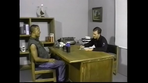 Il sergente nero T-Spoon si è recato nell'ufficio del capitano di giornata Casey O'_Brian per fare rapporto a un luogo dell'Associazione degli arruolati di riserva