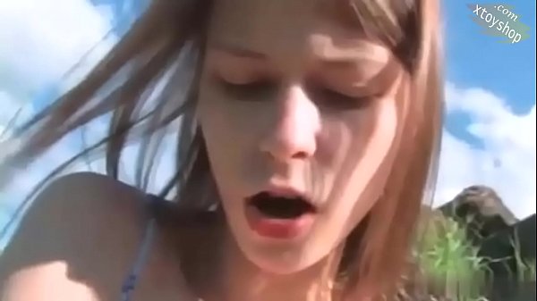 Calda giovane ragazza che gioca con la bottiglia