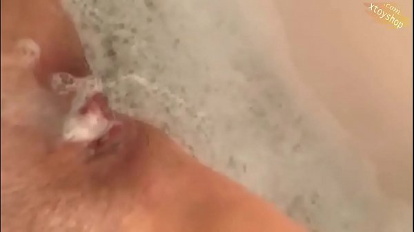 Hot Slut si pugno e scopa una bottiglia