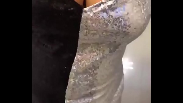 金发碧眼、丰满圆润、屁股厚实的嫂子 Pratiksha Bhabhi 在吸吮她的鸡巴后，被这个混蛋的屁股操了。